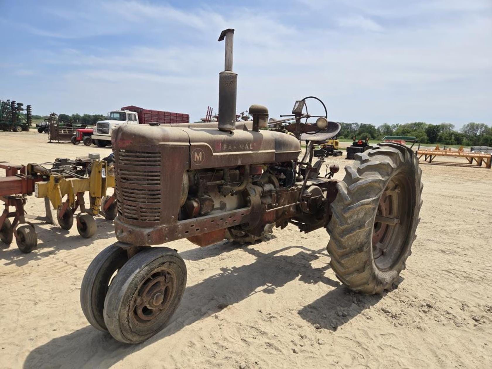 Farmall M Equipment Image0