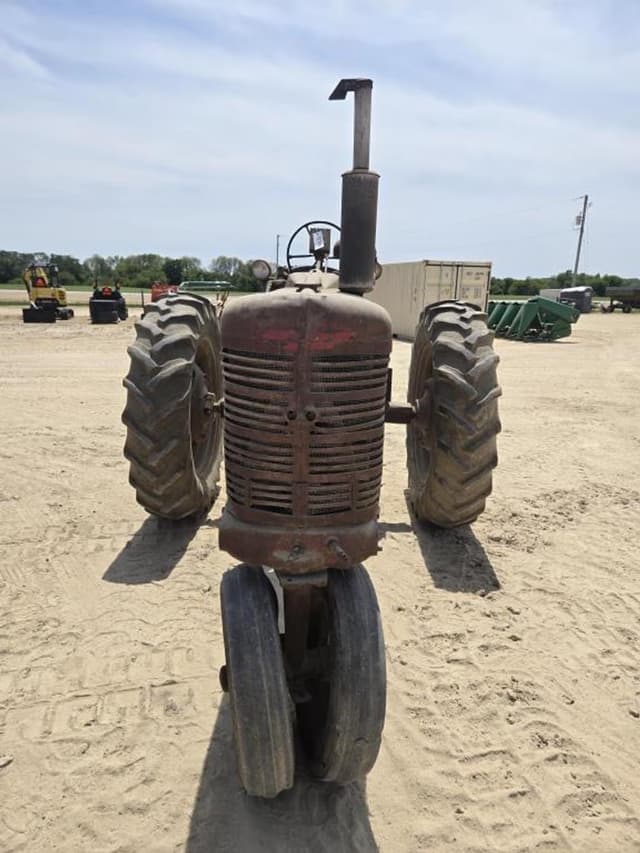 Image of Farmall M equipment image 1