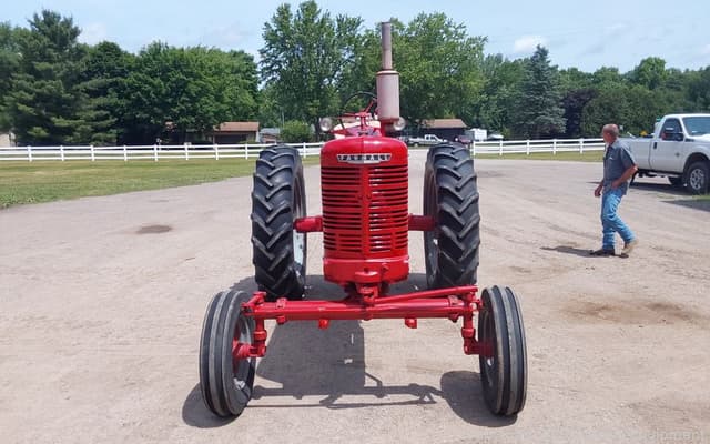 Image of Farmall M equipment image 2