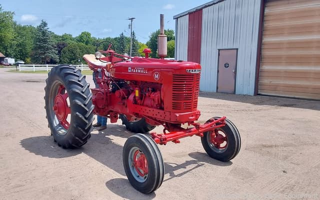 Image of Farmall M equipment image 1