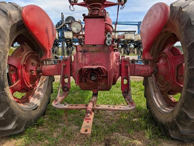 Image of Farmall M equipment image 3