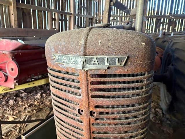 Image of Farmall M equipment image 2