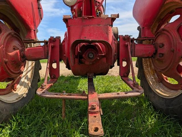 Image of Farmall M equipment image 3