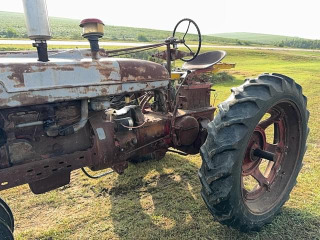 Image of Farmall M equipment image 1