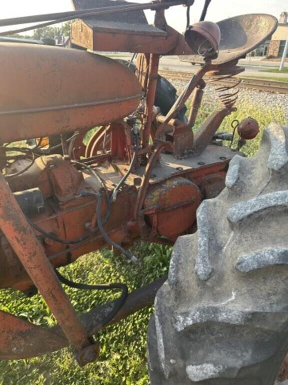 Image of Farmall M equipment image 2