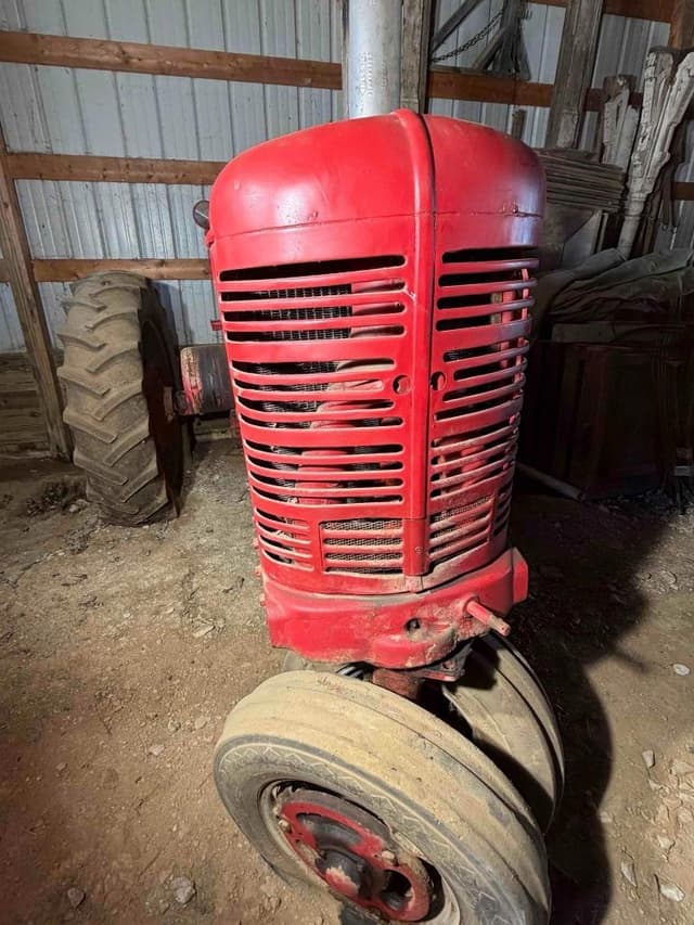 Image of Farmall M equipment image 1
