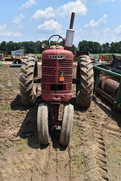 Image of Farmall M equipment image 2