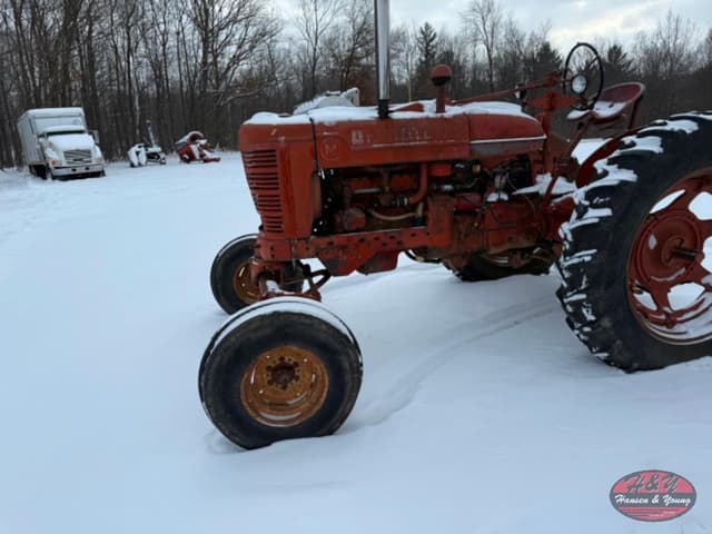Image of Farmall M equipment image 3
