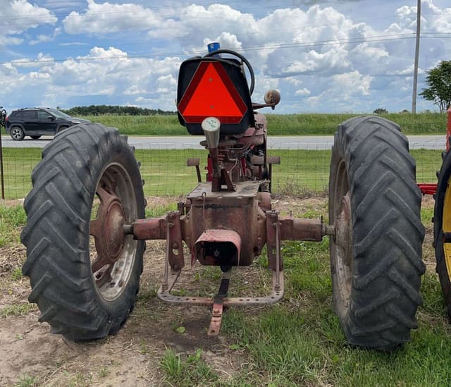 Image of Farmall M equipment image 3