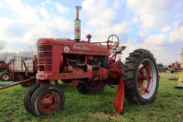 Image of Farmall M equipment image 1