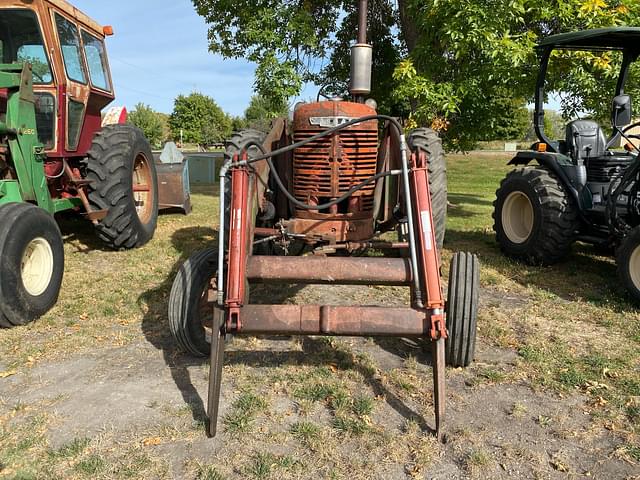 Image of Farmall M equipment image 1