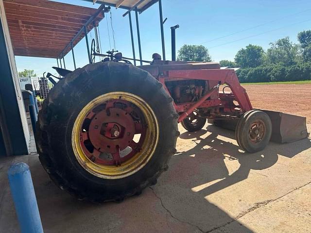 Image of Farmall M equipment image 2