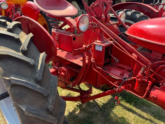 Image of Farmall 200 equipment image 3