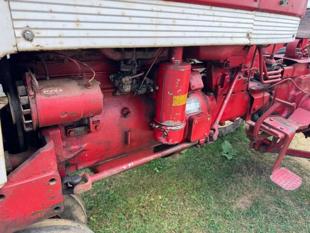 Image of Farmall 240 equipment image 2