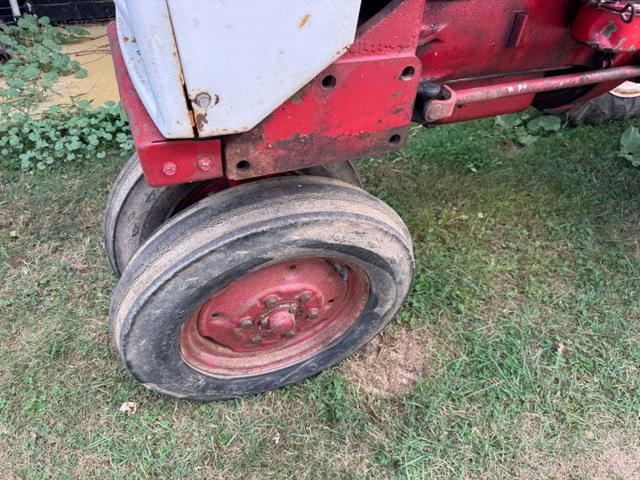Image of Farmall 240 equipment image 1