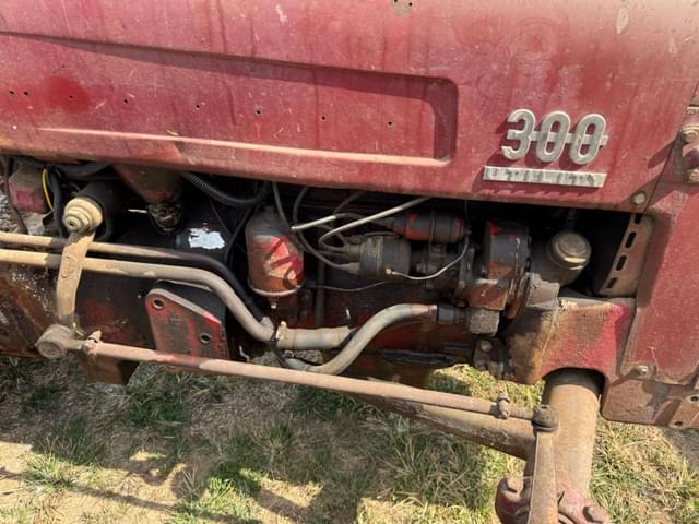 Image of Farmall 300 equipment image 2