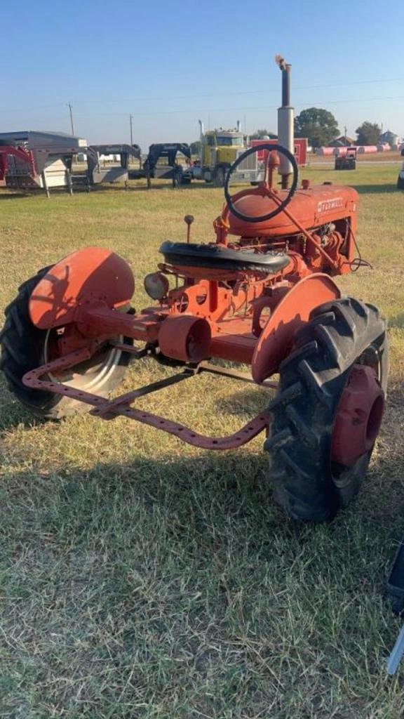 Image of Farmall B equipment image 2