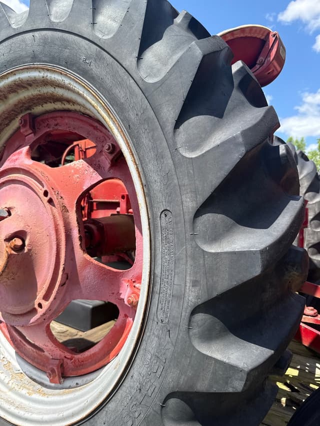 Image of Farmall M equipment image 1