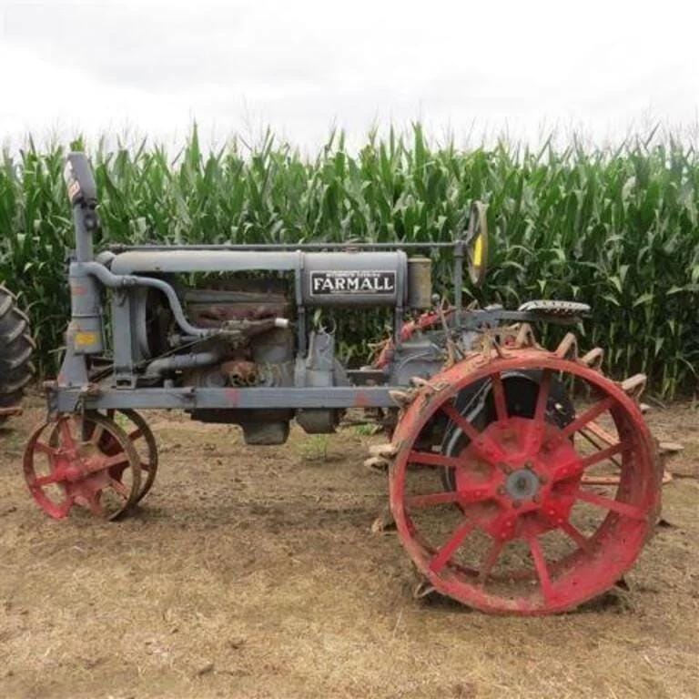Main image Farmall Regular