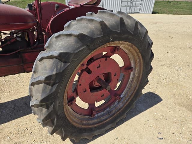Image of Farmall Super H equipment image 3