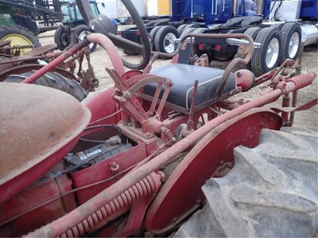 Image of Farmall 140 equipment image 3