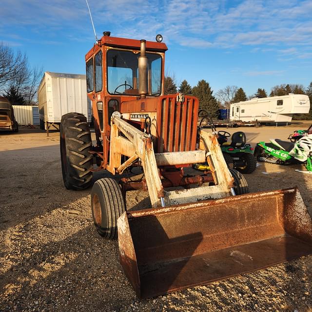 Image of Farmall 806 equipment image 1