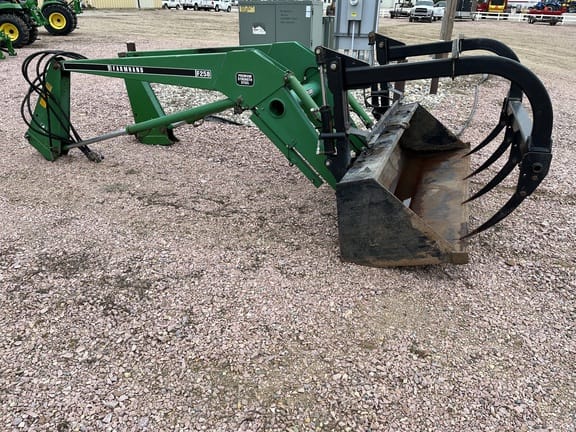 Main image Farmhand F258