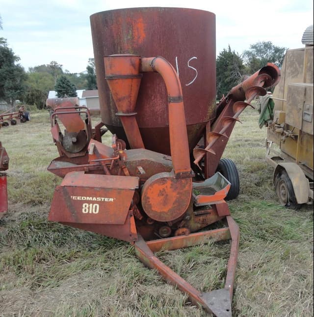 Image of Farmhand 810 equipment image 1