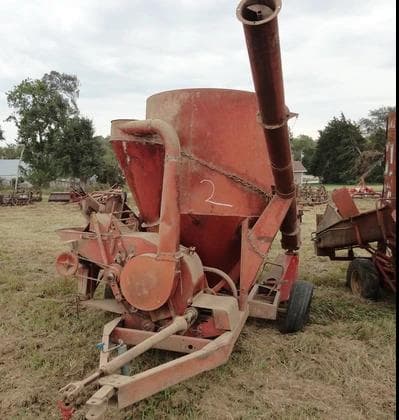 Image of Farmhand 810 equipment image 3