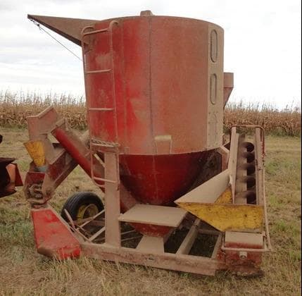 Image of Farmhand 810 equipment image 4