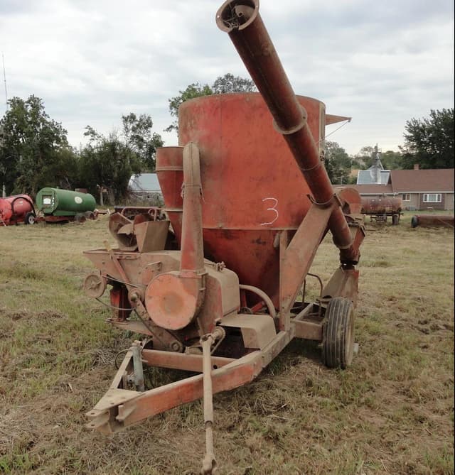 Image of Farmhand 810 equipment image 1
