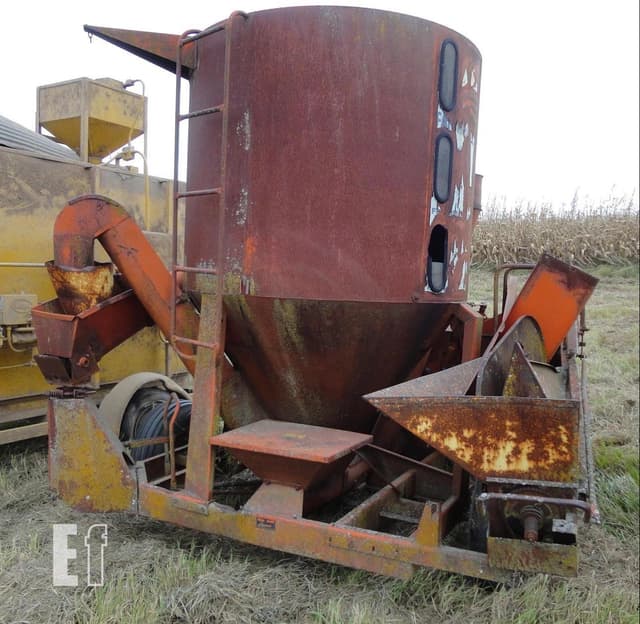 Image of Farmhand 810 equipment image 2