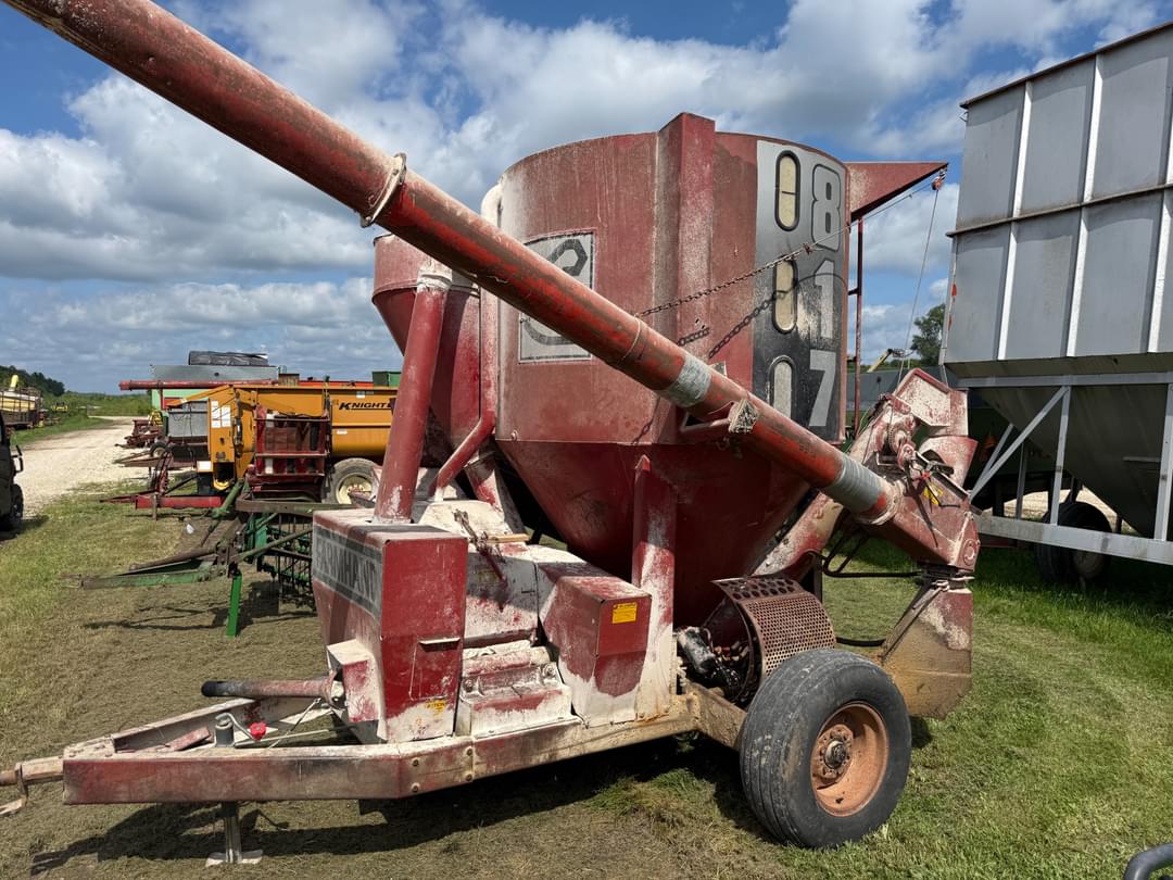 Image of Farmhand 817 Primary image