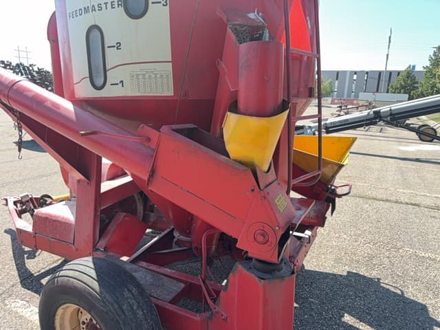 Image of Farmhand 830 equipment image 4