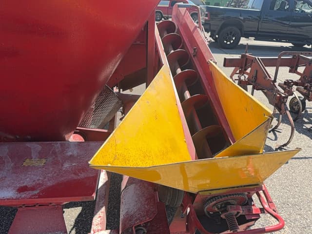 Image of Farmhand 830 equipment image 3
