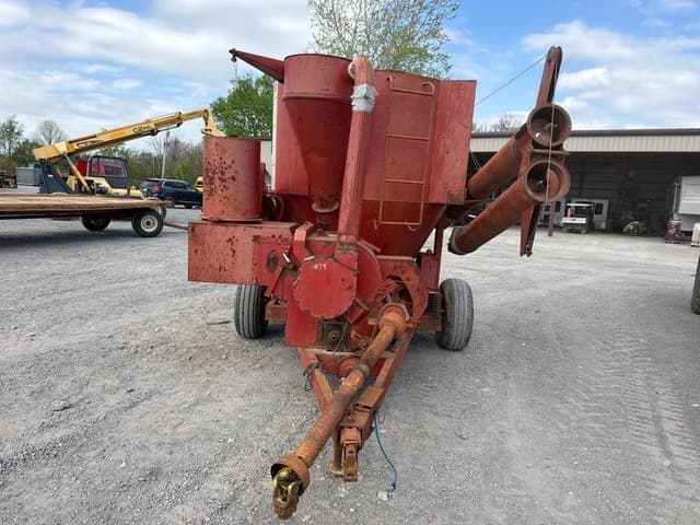 Image of Farmhand 835 equipment image 2