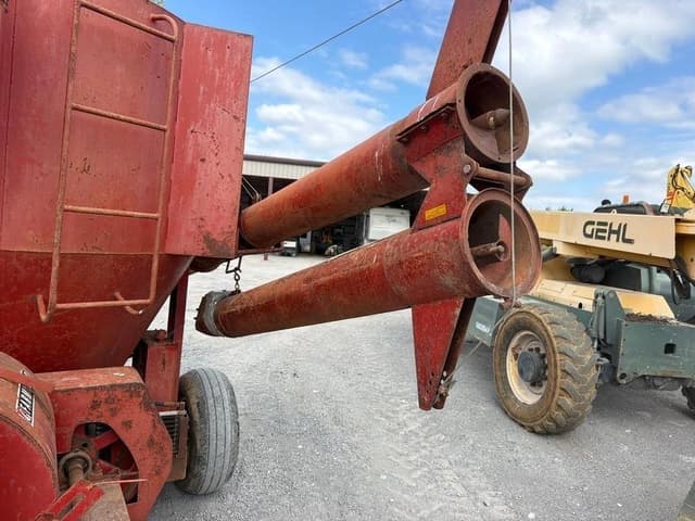 Image of Farmhand 835 equipment image 3