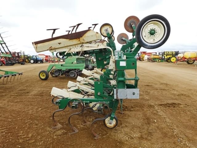 Image of Farmhand F560C equipment image 1