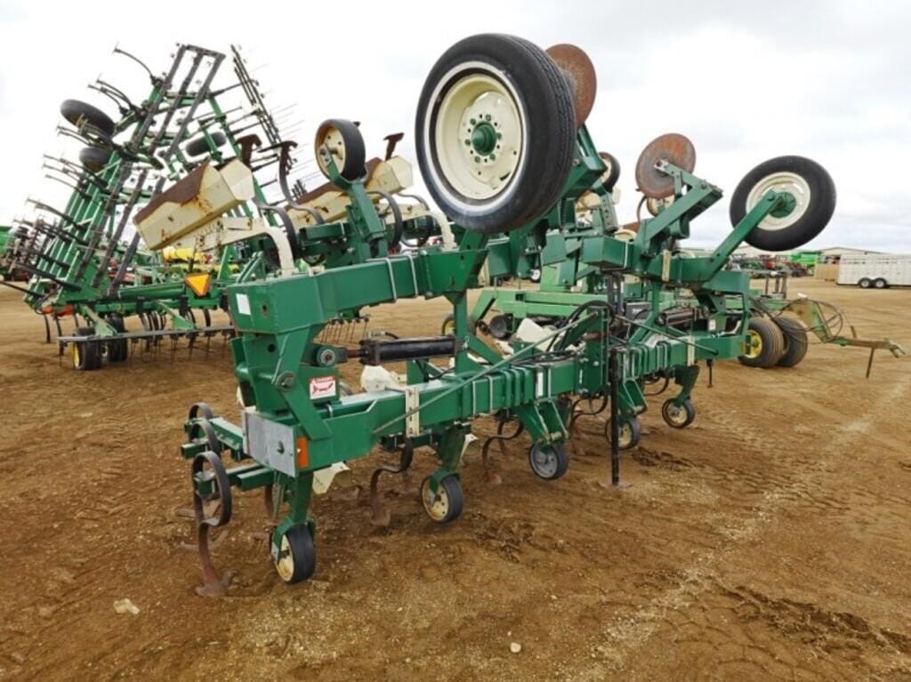 Farmhand F560C Equipment Image0