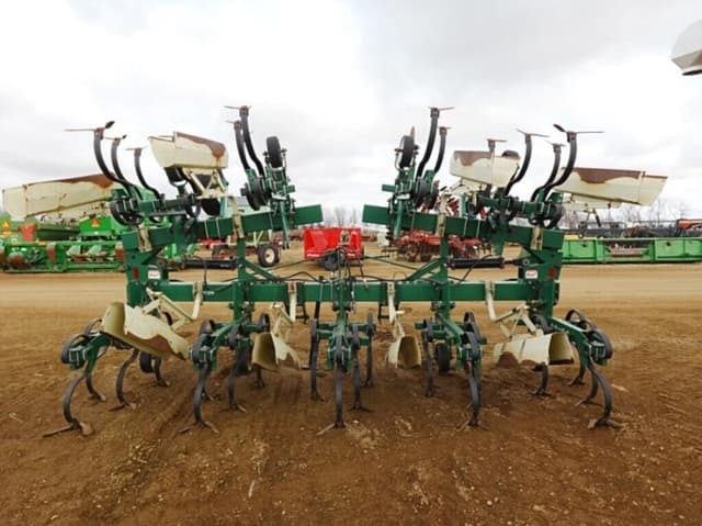 Image of Farmhand F560C equipment image 2