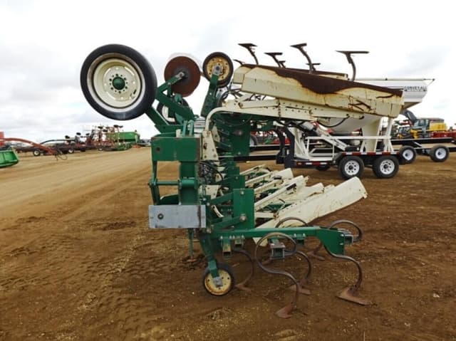 Image of Farmhand F560C equipment image 3