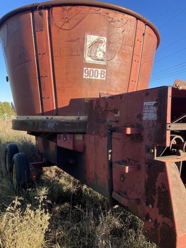 Image of Farmhand 900-B equipment image 1