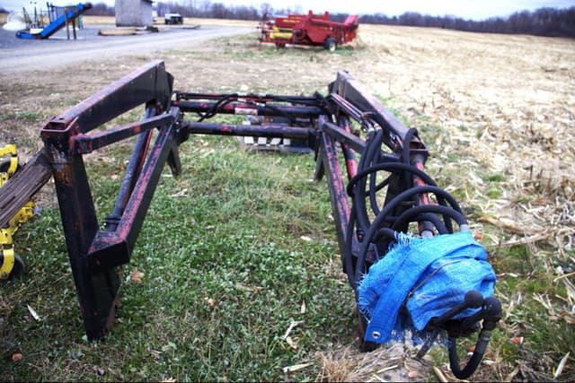 Image of Farmhand F233 equipment image 4