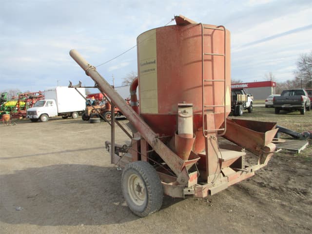 Image of Farmhand F81B equipment image 2