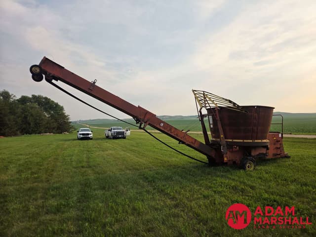 Image of Farmhand F900B equipment image 3