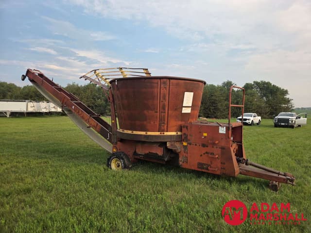 Image of Farmhand F900B equipment image 1