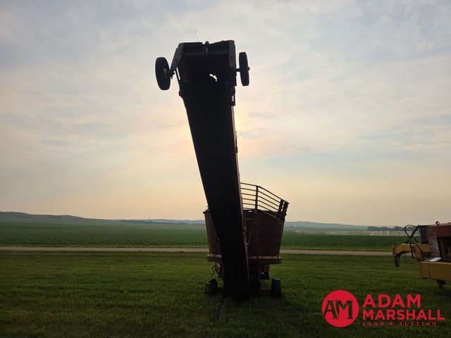 Image of Farmhand F900B equipment image 4