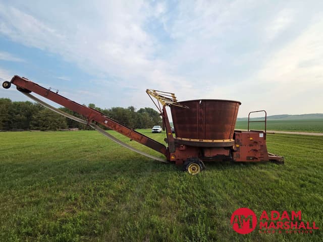 Image of Farmhand F900B equipment image 2