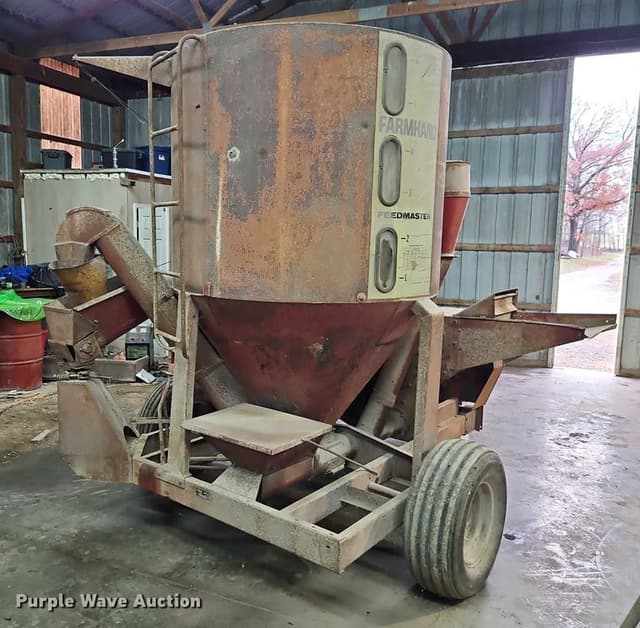 Image of Farmhand 820 equipment image 4