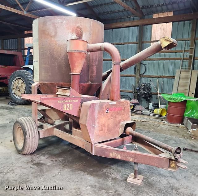 Image of Farmhand 820 equipment image 2